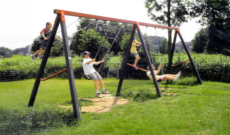 Vier kinderen schommelen op kunststof schommel met aluminium bovenbalk openbare speelplek