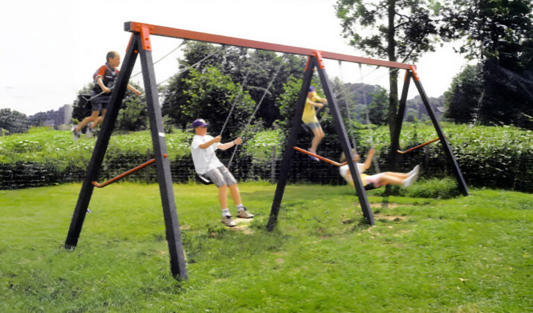 Vier kinderen schommelen op kunststof schommel met aluminium bovenbalk openbare speelplek