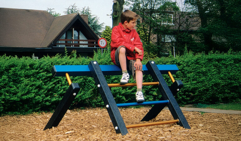Spelen kind op kunststof klimtoestel - Viola