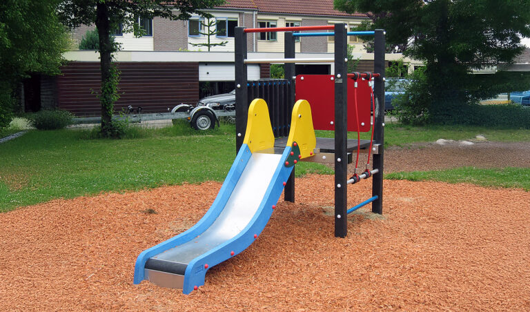 Duurzaam kunststof speeltoestel voor jongere kinderen op een speelplek