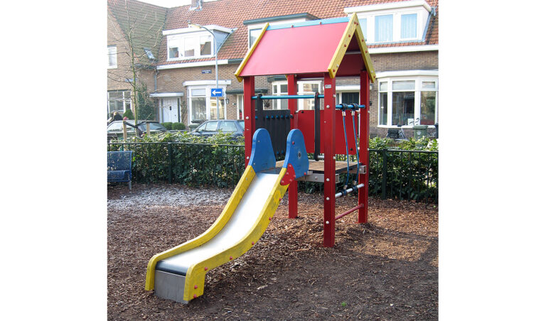 Onderhoudsarm speeltoestel van metaal met een glijbaan op een speelplek