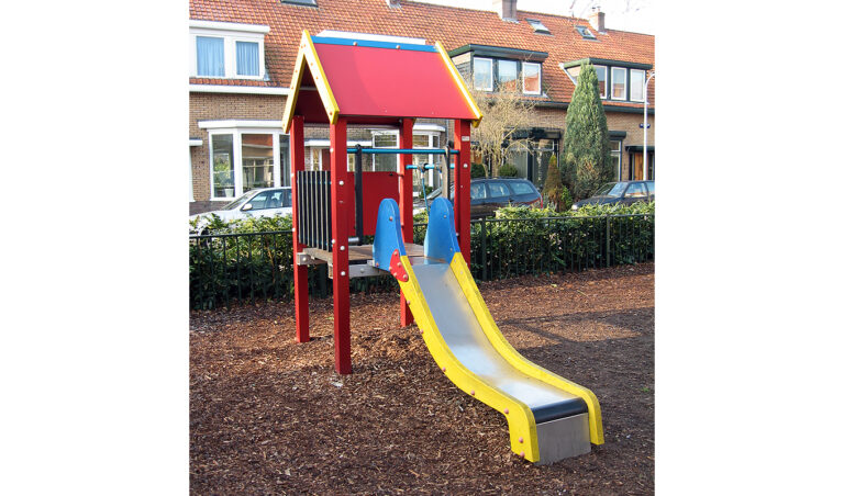 Onderhoudsarm speeltoestel van kunststof met een glijbaan op een speelplek