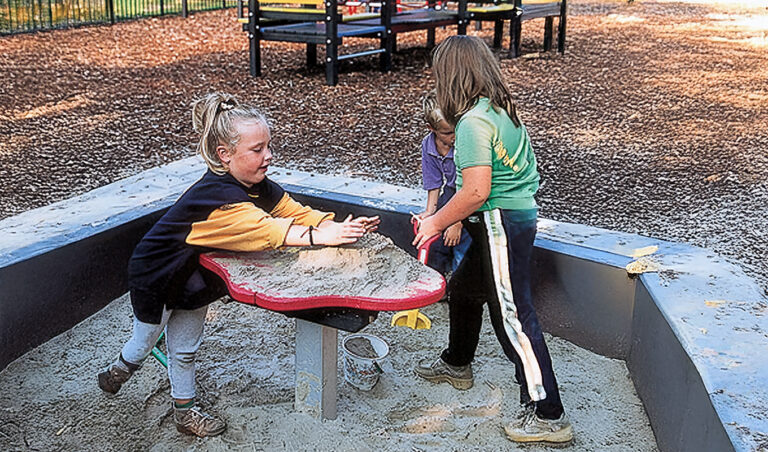 Kinderen spelen aan kunststof zandspeeltafel