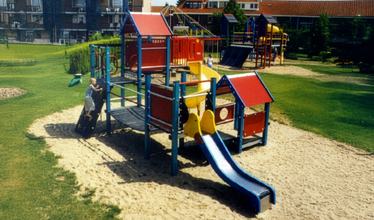 Speeltoestel met spiraalglijbaan en een gewone glijbaan