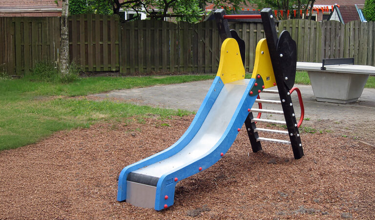 Kunststof glijbaan afglijhoogte 90 cm op speelplek