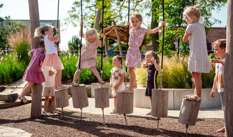 detailfoto kinderen spelen op houten brug met blokken op speelplaats