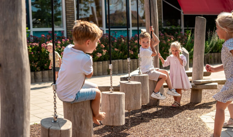detailfoto kinderen spelen op klossenbrug op schoolplein