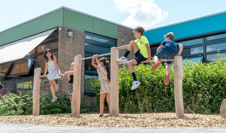 Duikelrek op schoolplein