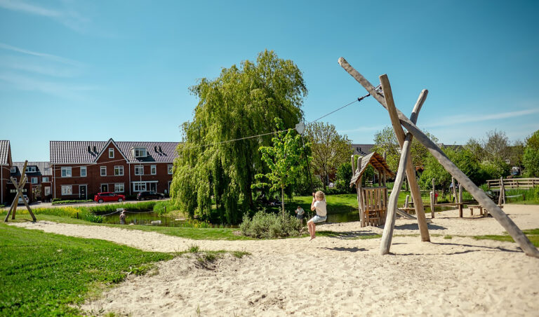 Avontuurlijke kabelbaan van robiniahout op speelplek