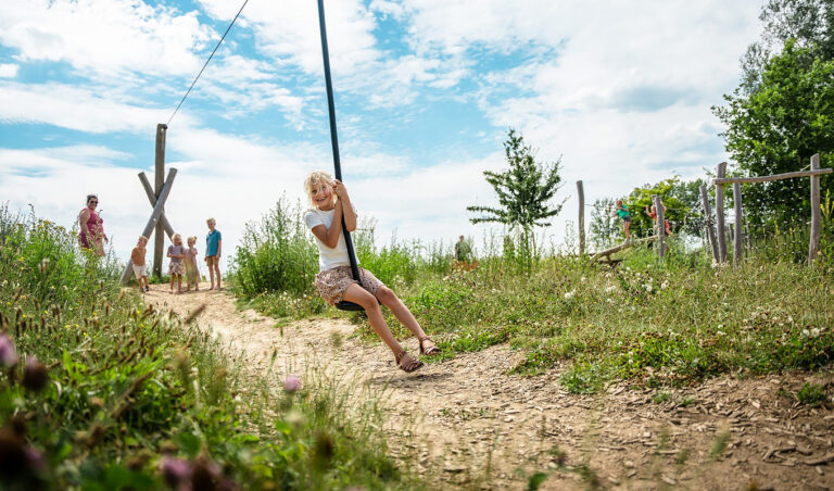 Avontuurlijke kabelbaan van robiniahout op speelplek