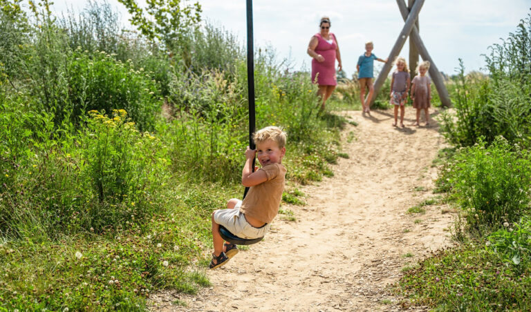 Kinderen spelen op robiniahouten kabelbaan
