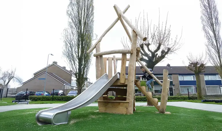 Speeltoestel voor kleuters op schoolplein