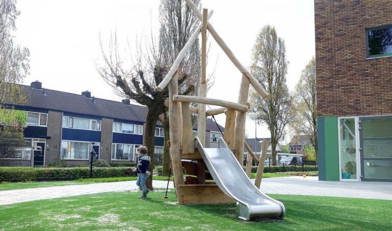 Speeltoestel voor jonge kinderen op een speelplek