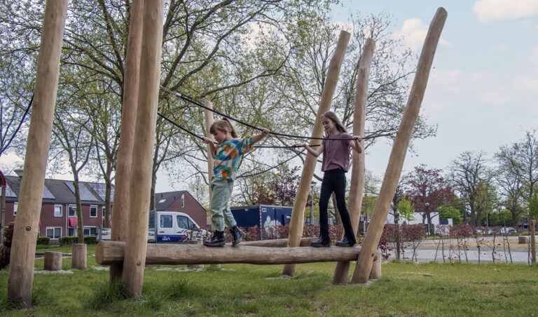 Balanceerelement op schoolplein