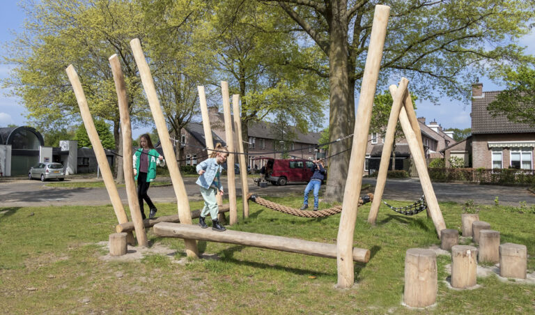 Balanceerparcours in groenstrook