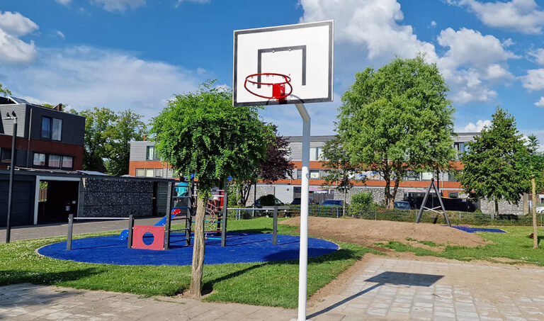 Basketbalpaal openbare ruimte schoolplein
