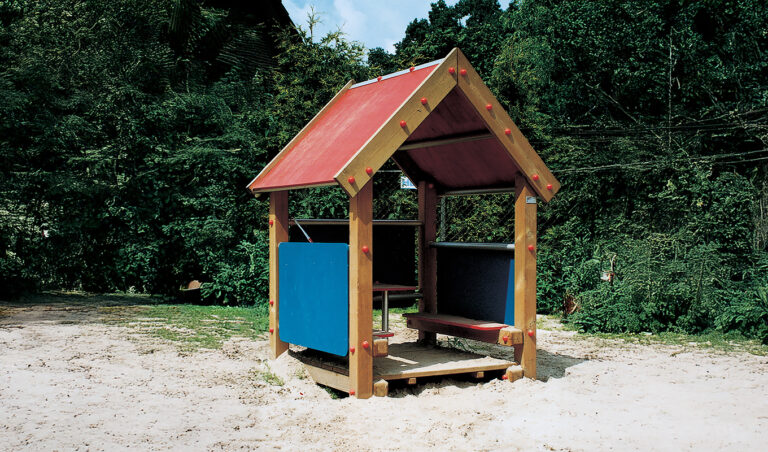 Budgetvriendelijk houten speelhuisje - Kabouterhuisje