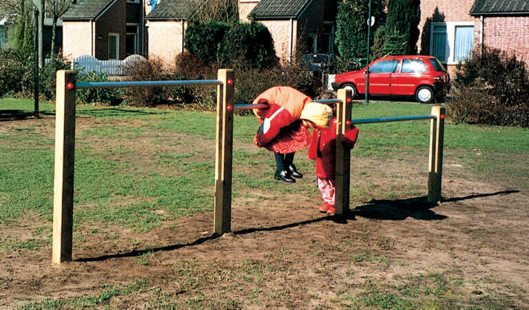 Houten duikelrek driedelig voor kinderen op speelplek
