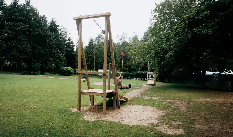 inderen zweven op grenen houten kabelbaan