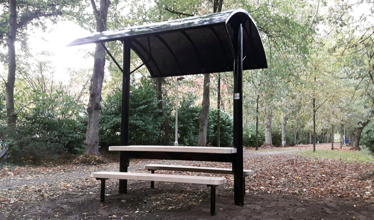 Overdekte picknicktafel in de openbare ruimte