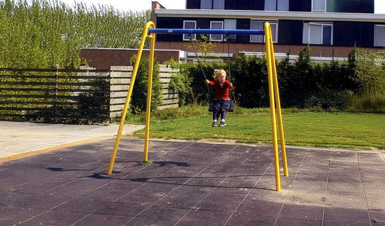 Stalen schommel voor kleuters in een speeltuin