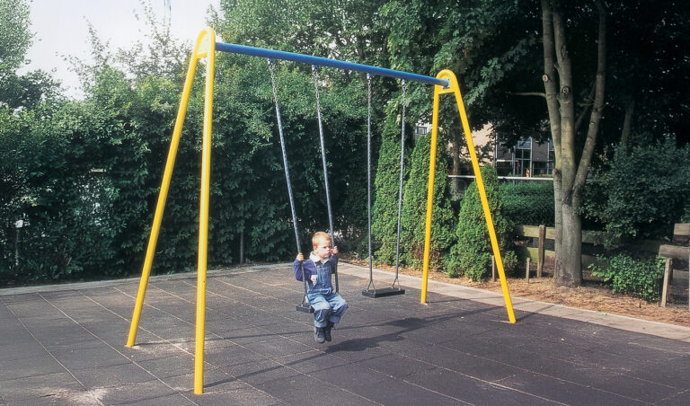 Kleuterschommel voor 2 personen op speelplek in de openbare ruimte