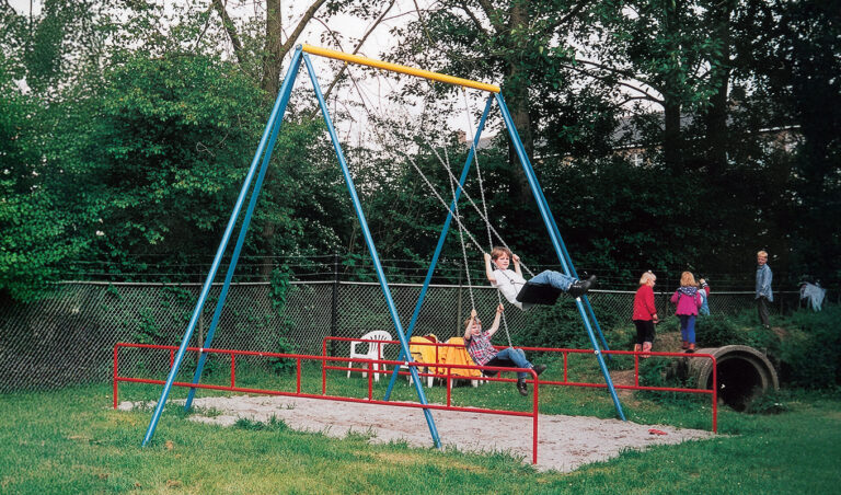 Hoge schommel Superschommel van 4 meter in de speeltuin van een speeltuinvereniging