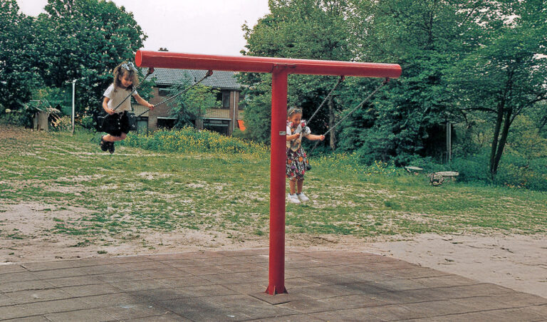 Metalen T-Schommel in primaire kleuren op speeltuinvereniging