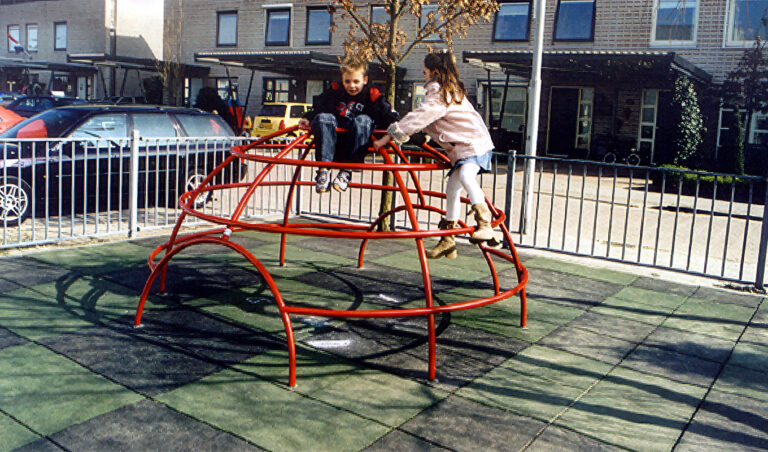 Spelende kinderen op stalen klimboog Maanlander