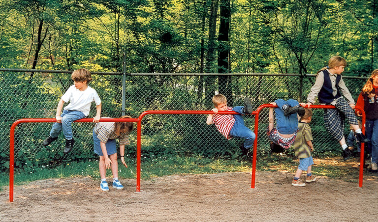 Metalen duikelrek kinderen buiten speelplek