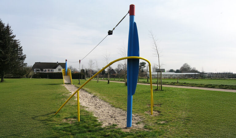 Metalen kabelbaan Ruimtereiziger op speelplek