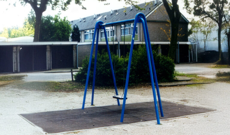 Draaibalkschommel voor een speeltuin op een openbare speelplek