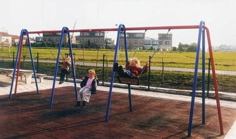 Draaibalkshommel S502 op een openbare speelplek