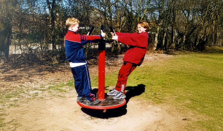 Draaimolen Koningsster op een openbare speelplek