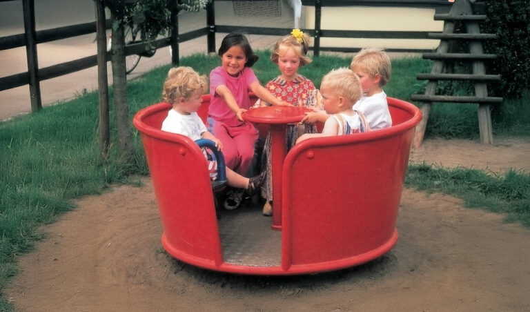 Draaitoestel Ruimtetol S546 in de speeltuin van een speeltuinvereniging