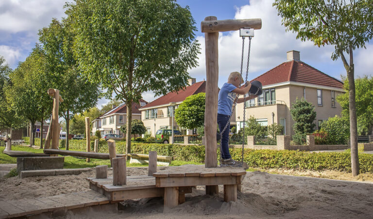 Zandspeeltafel van robiniahout met takel