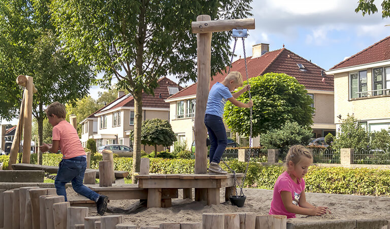 Robinia zandspeeltafel met platforms en takel op speelplek