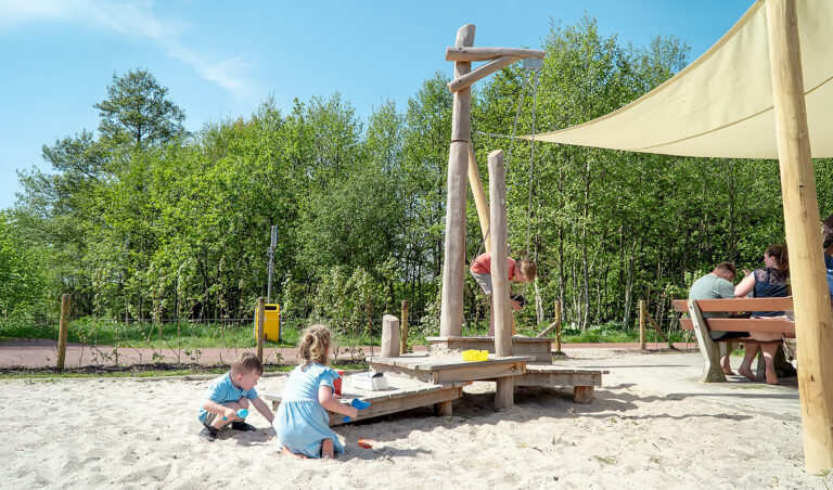 Zandwerkplaats van robiniahout met vlonders op schoolplein