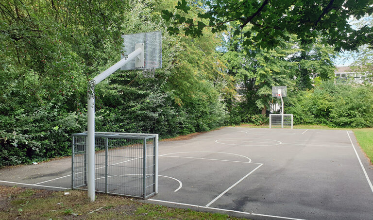 Basketbalpaal met roosterbord op pleintje