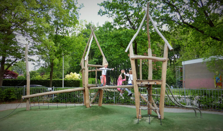 Avontuurlijk klimtoestel met glijbuizen op een schoolplein
