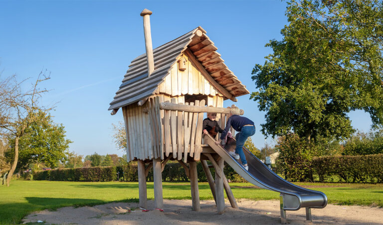 Speelhuis met glijbaan voor jongeren kinderen op speelplek