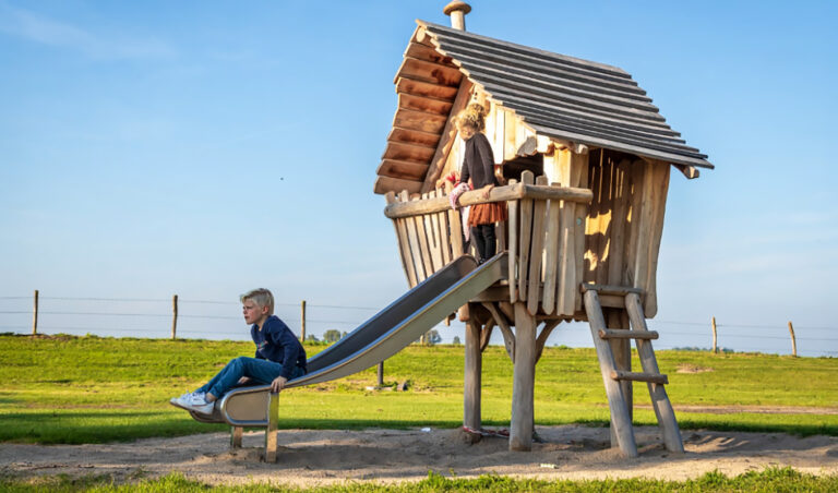 Houten speeltoestel met glijbaan voor jongere kinderen