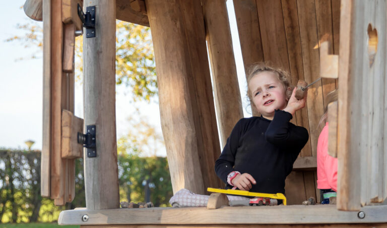 Jonge kind in restaurant als speelhuisje