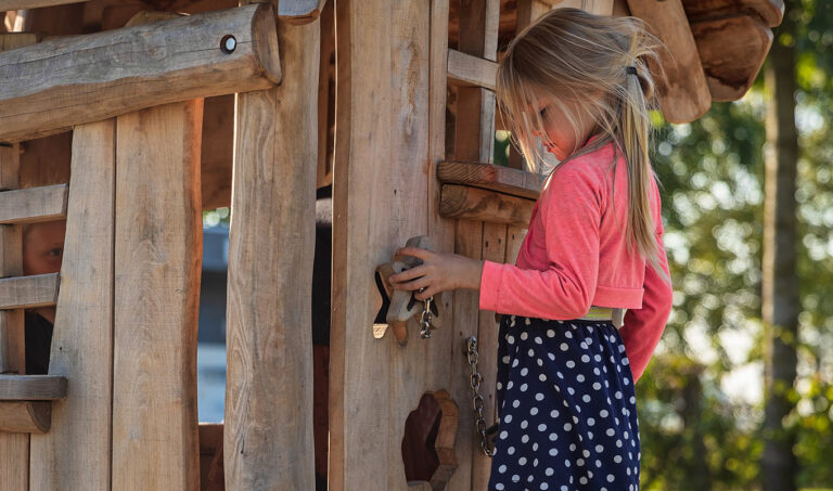 Kind speelt met zeedier als onderdeel van houten speelhuisje