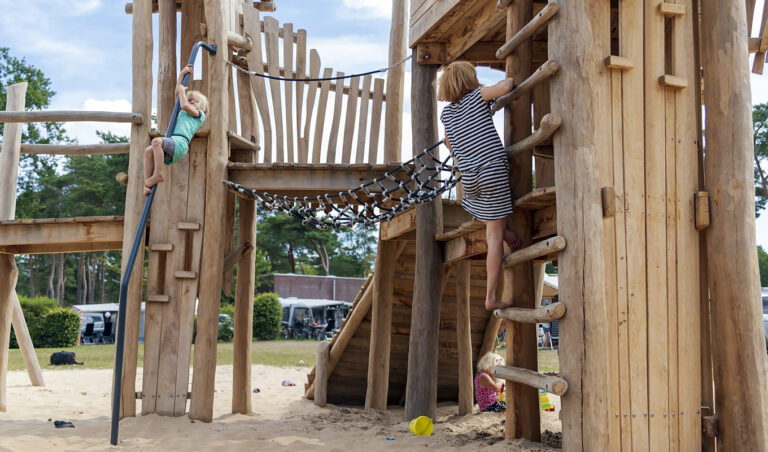 Klimmend kind op grote Robinia speelcombinatie