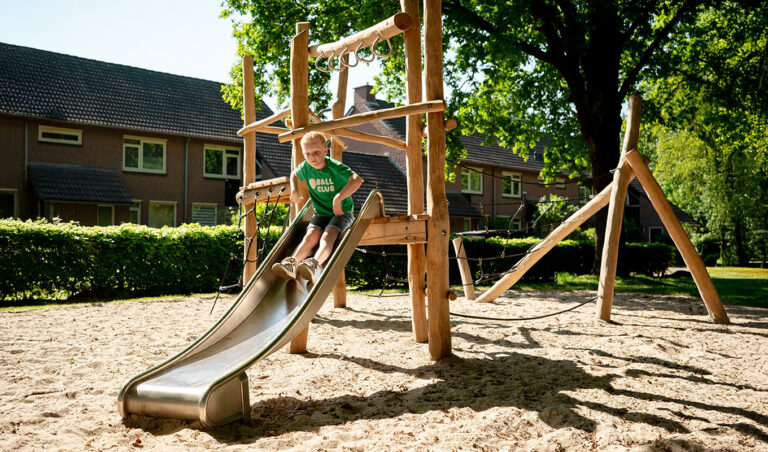 Speeltoestel voor jonge kinderen met glijbaan en klimnet