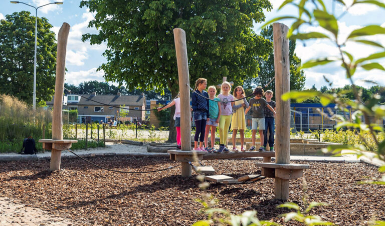 Detailfoto van een balanceerparcours met spelende kinderen