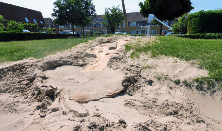 Waterloop als waterspeelplaats bij een speelplek buiten