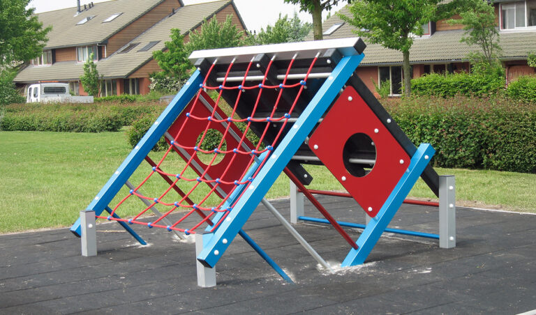 Metalen klimtoestel op speelplek