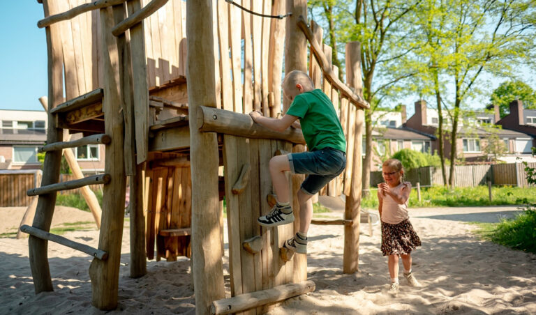 Speeltoestel gecombineerd met schommle op een openbare speelplek